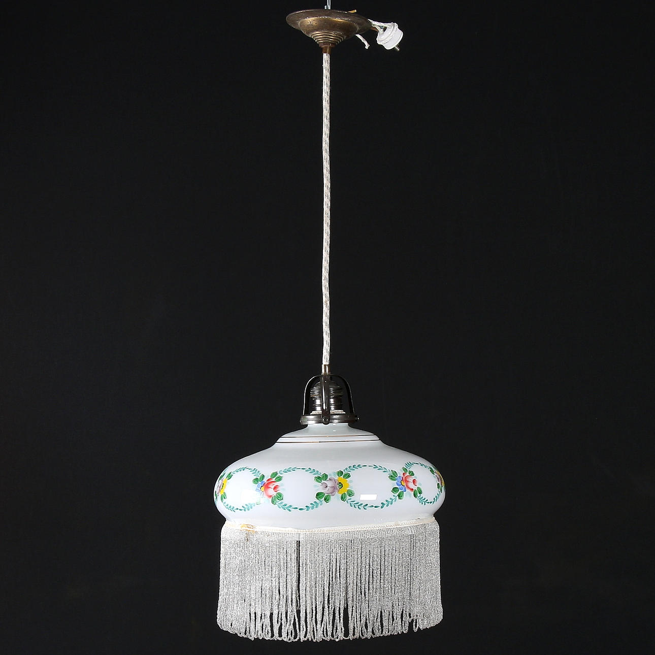 TAKLAMPA, glas, med pärlfrans, 1900-talets första halva.