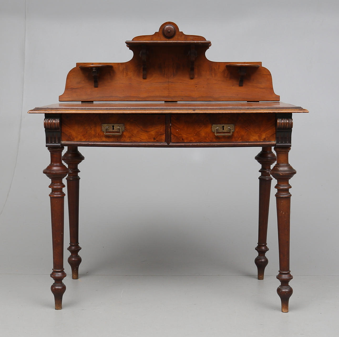 DAMSKRIVBORD MED UPPSATS, omkring sekelskiftet 1900.