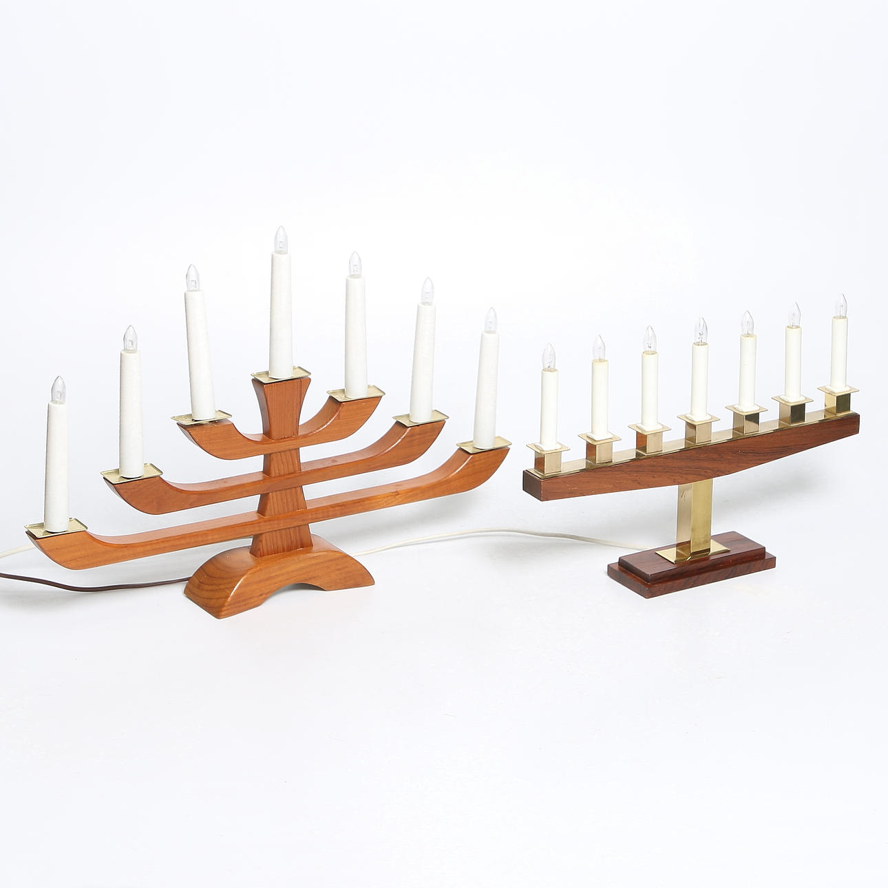 ADVENTSLJUSSTAKAR, 2 st. teak, Luma och Åvikens metall. 1900-talets andra hälft.