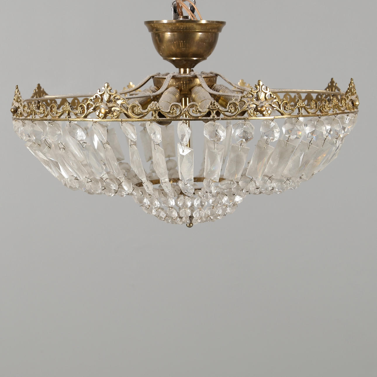 LJUSKRONA, mässing och prismor, 1900-talets andra hälft.