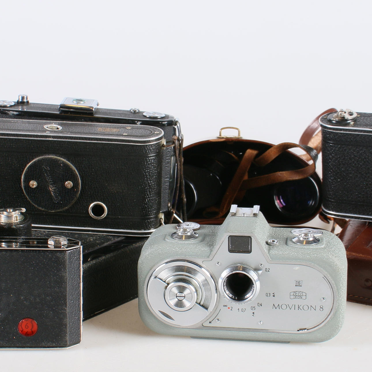 KAMEROR, samt kikare,9 delar, 1900-talets mitt.