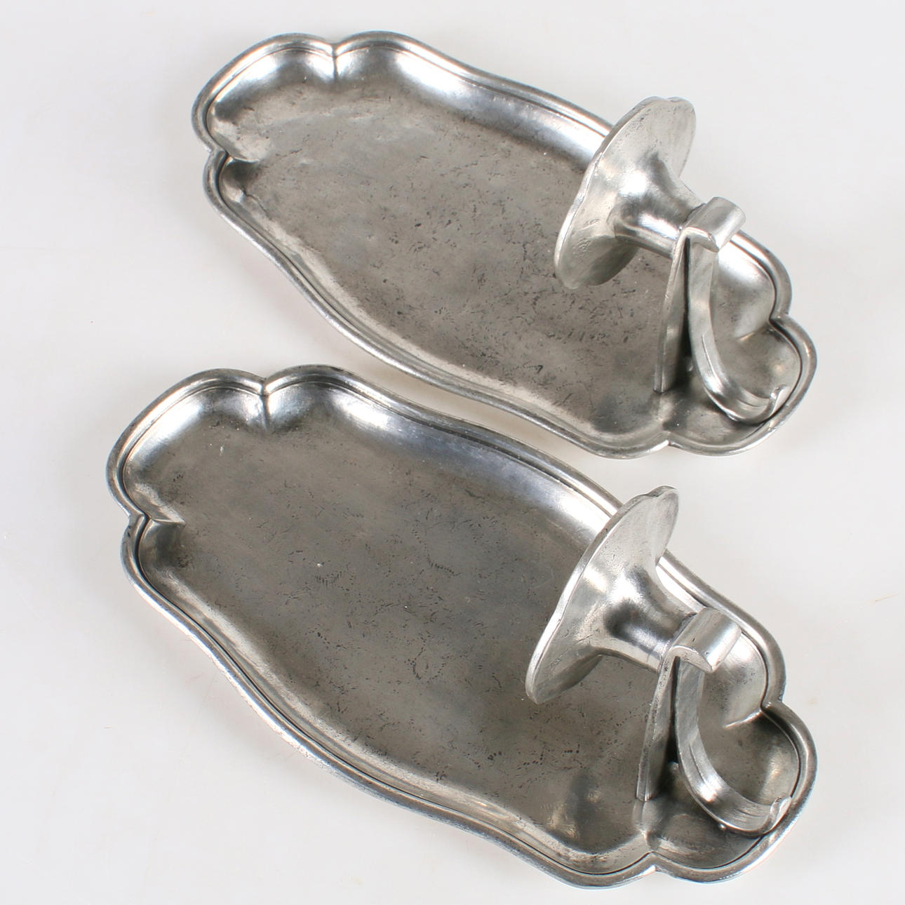 VÄGGLAMPETTER, ett par, tenn, märkt E.P.U. 118 Europe Etain Zinn.