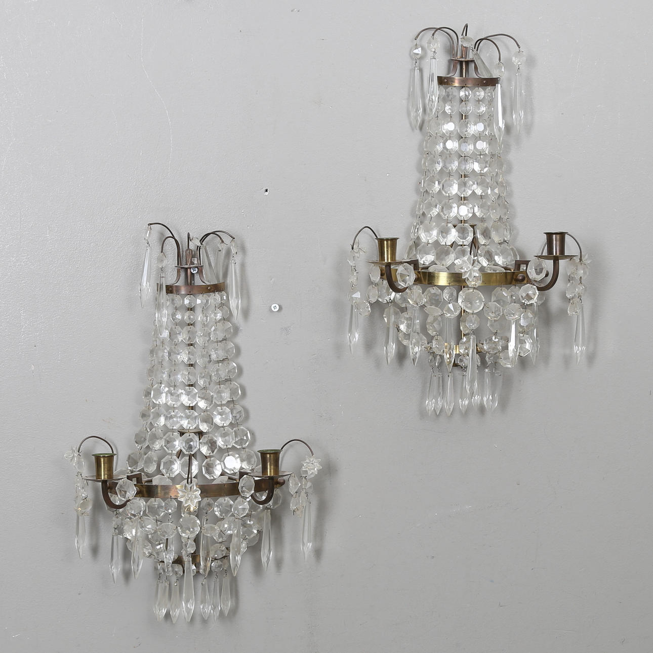 VÄGGLYSTER, ett par, sengustaviansk-stil, 1900-talets första hälft.