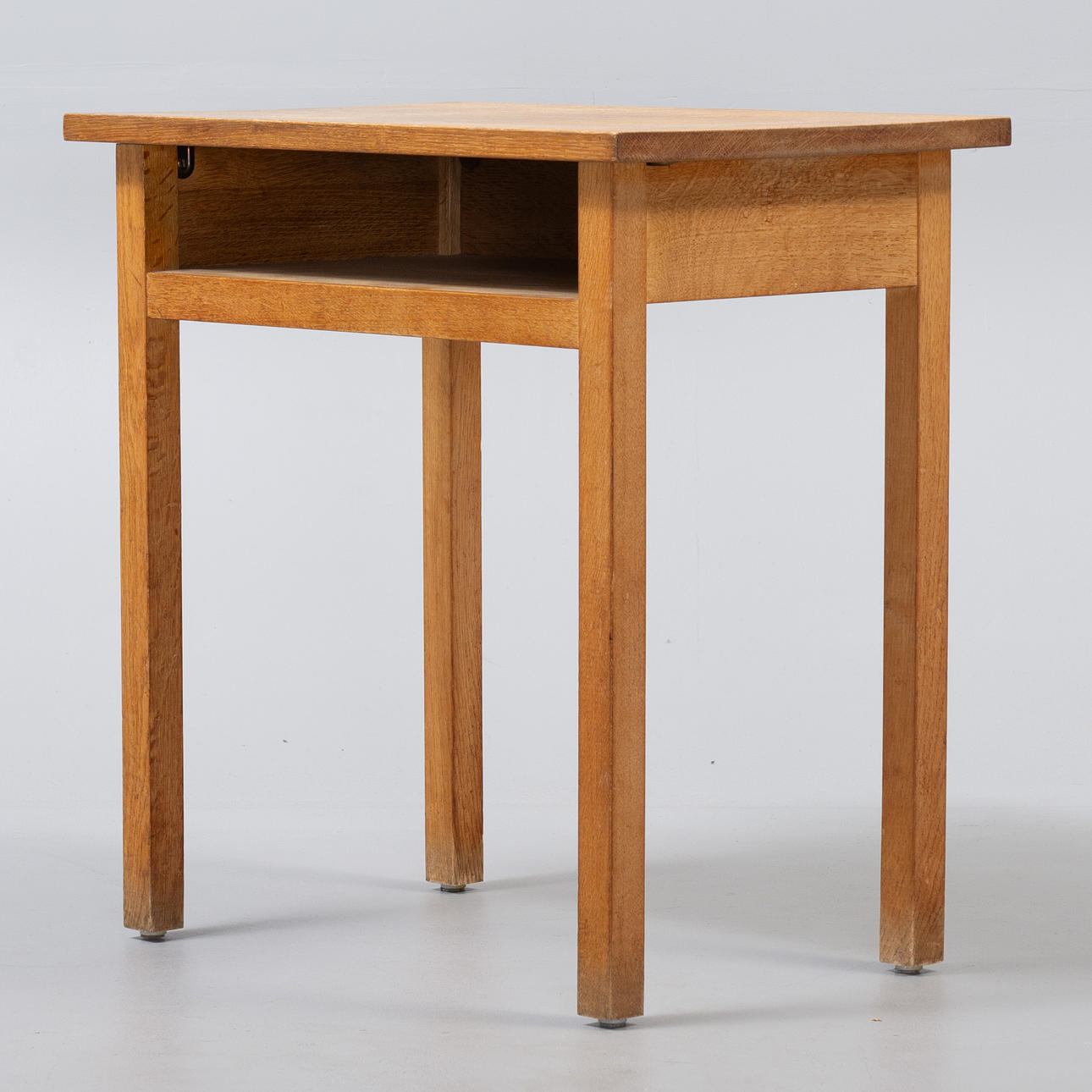 ATTRIBUTED TO FRITZ HENNINGSEN. Side table / bedside table in solid oak with shelf. Denmark, mid-20th century.
