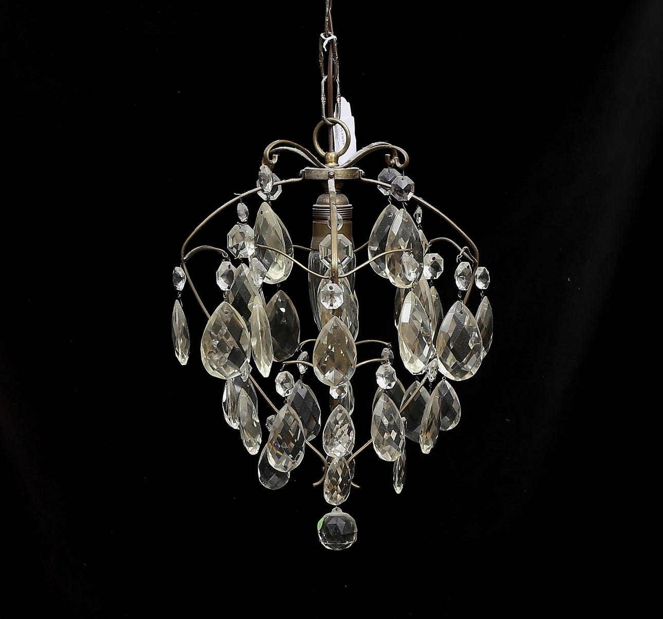 TAKLAMPA, rokokostil, 1900-tal, höjd exklusive kedja ca. 40 cm.