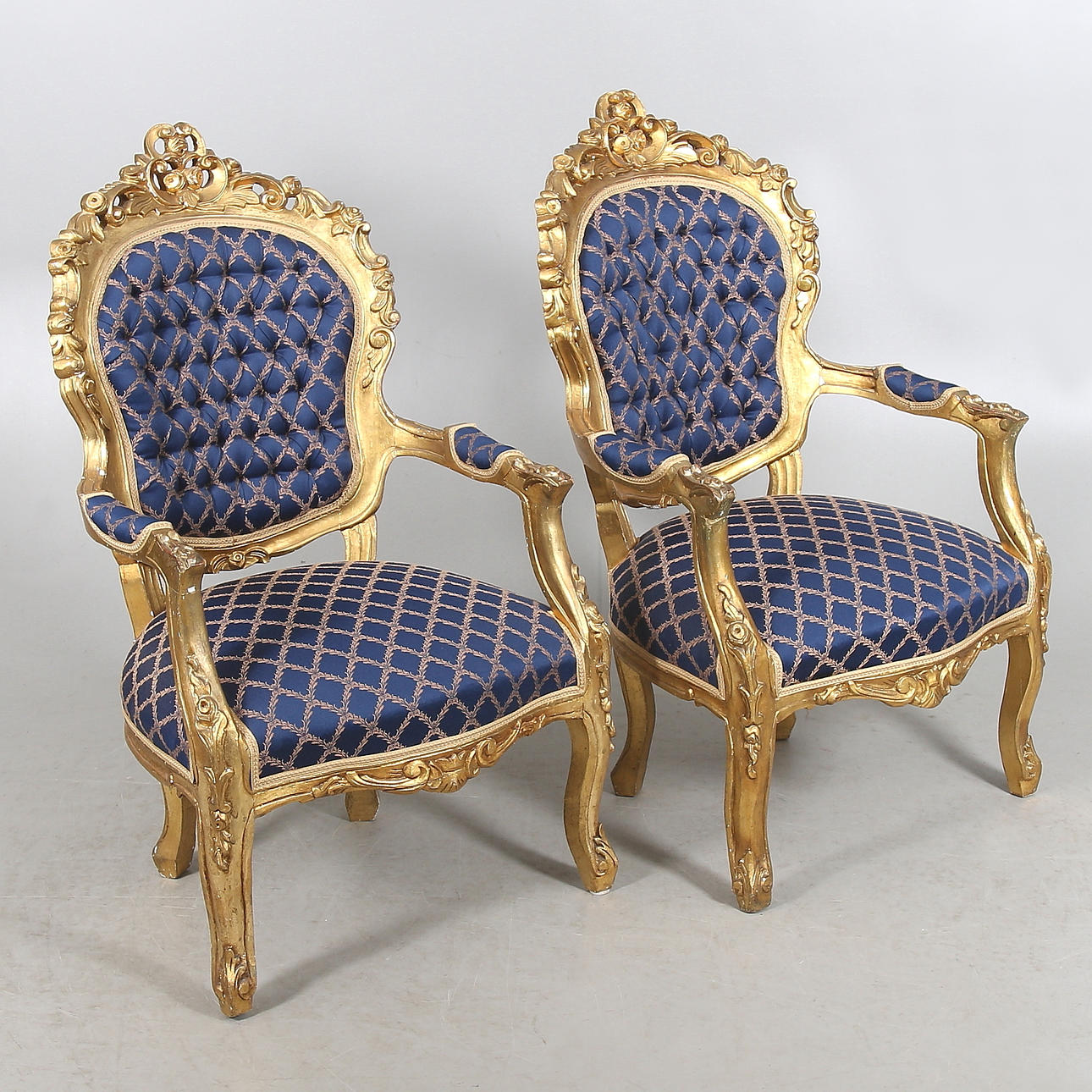 KARMSTOLAR, ett par, nyrokokostil. 1900-tal.