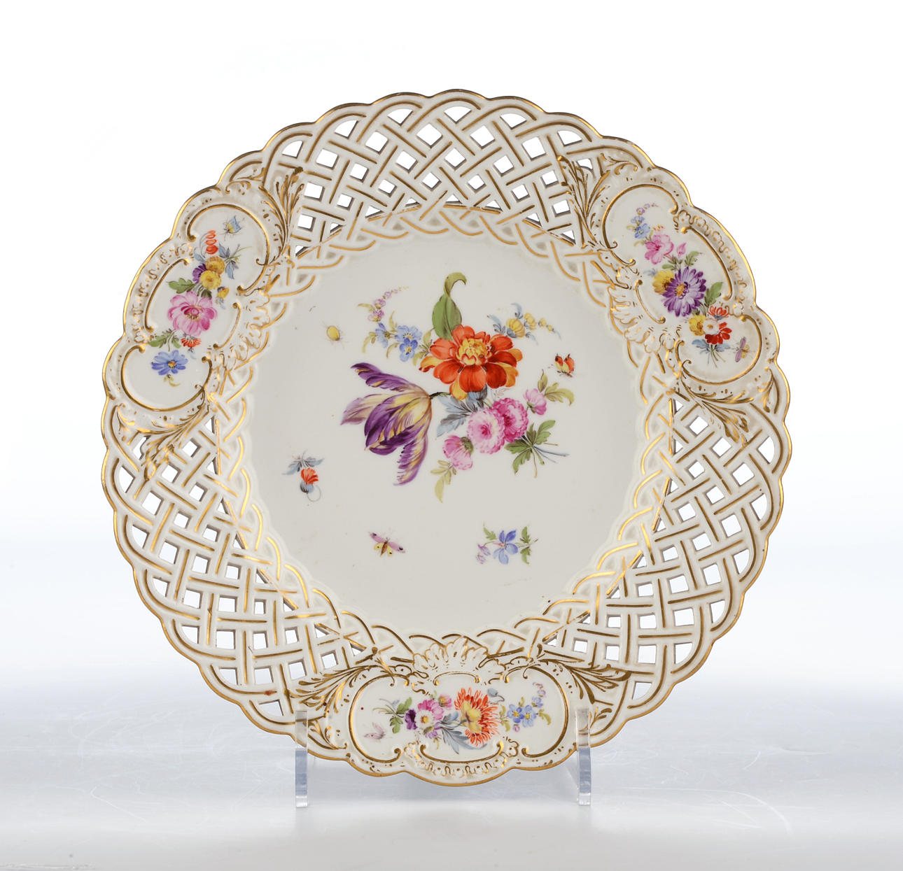 MEISSEN. Dekor blommig bukett med fjärilar och insekter. Tallrik med genombrutna flagga och gulddekoration.