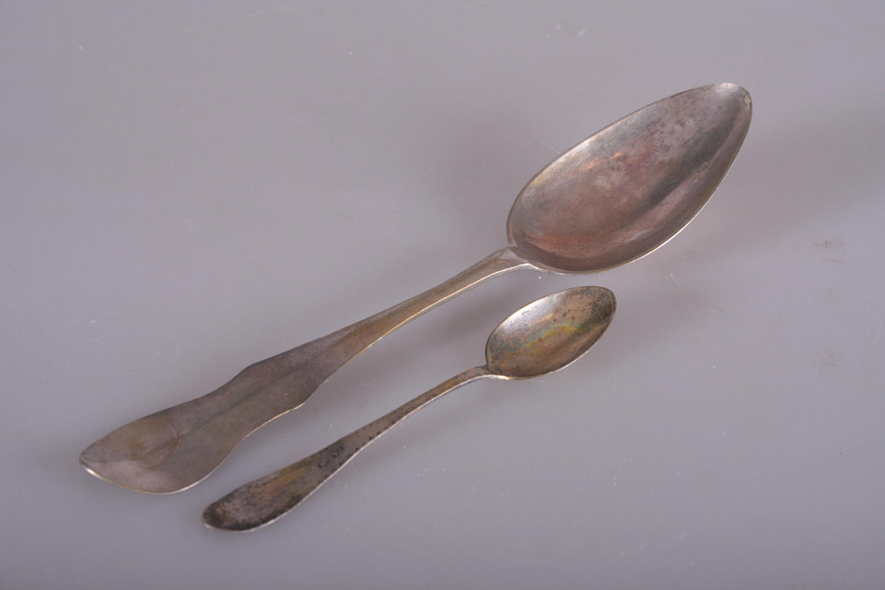 SKEDAR, 2 st, silver, bl.a. 1800-tal, P. Modin.