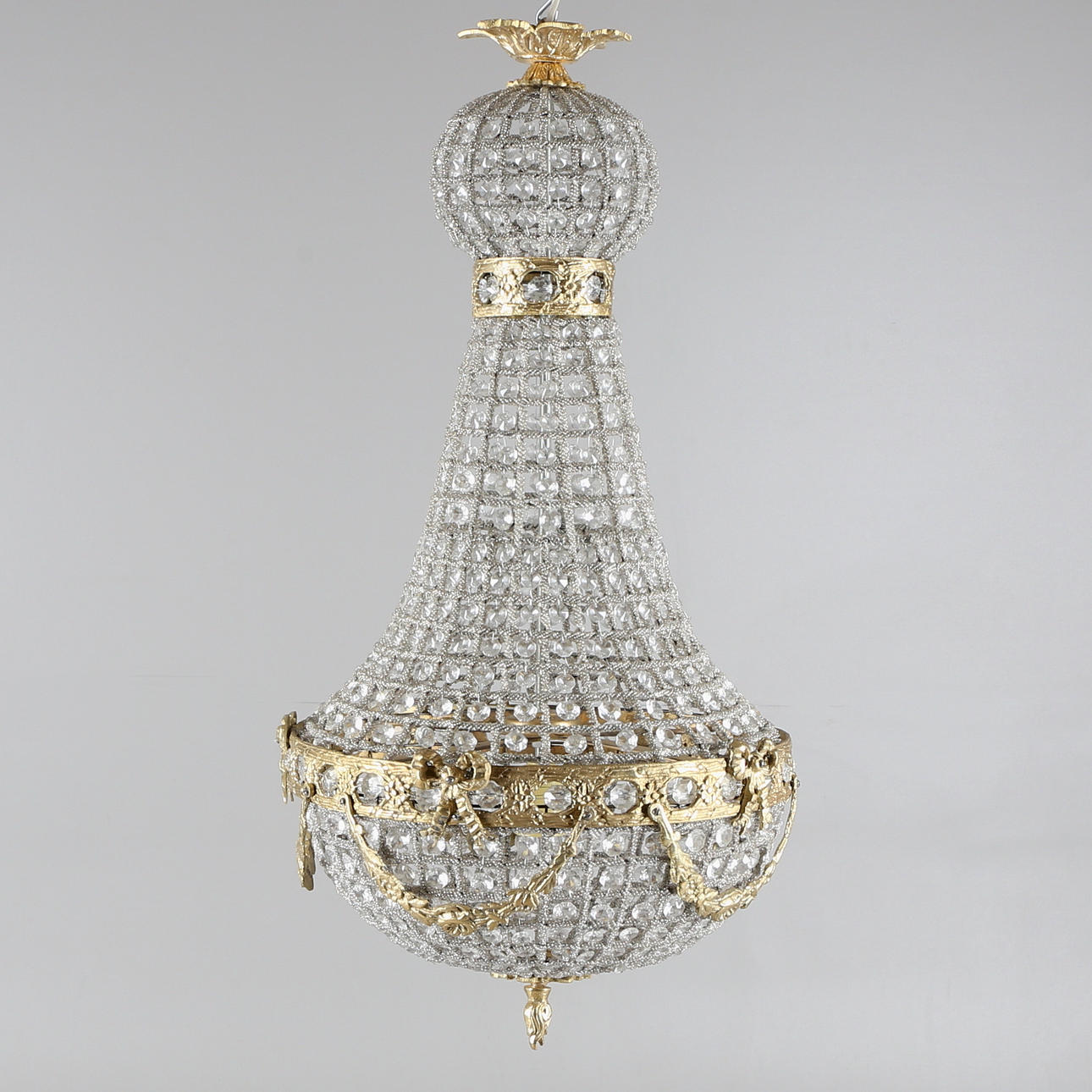 TAKKRONA, Louis XVI-stil, metall/mässingsstomme, med prismor, sent 1900-tal.