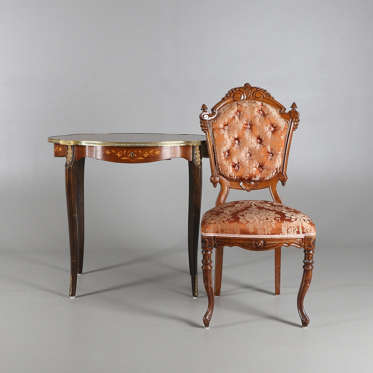 SALONGSBORD med intarsia och bronsdetaljer, troligen 1900-talets mitt, Italien, medföljer stoppad stol, nybarock stil, 1800-tal.