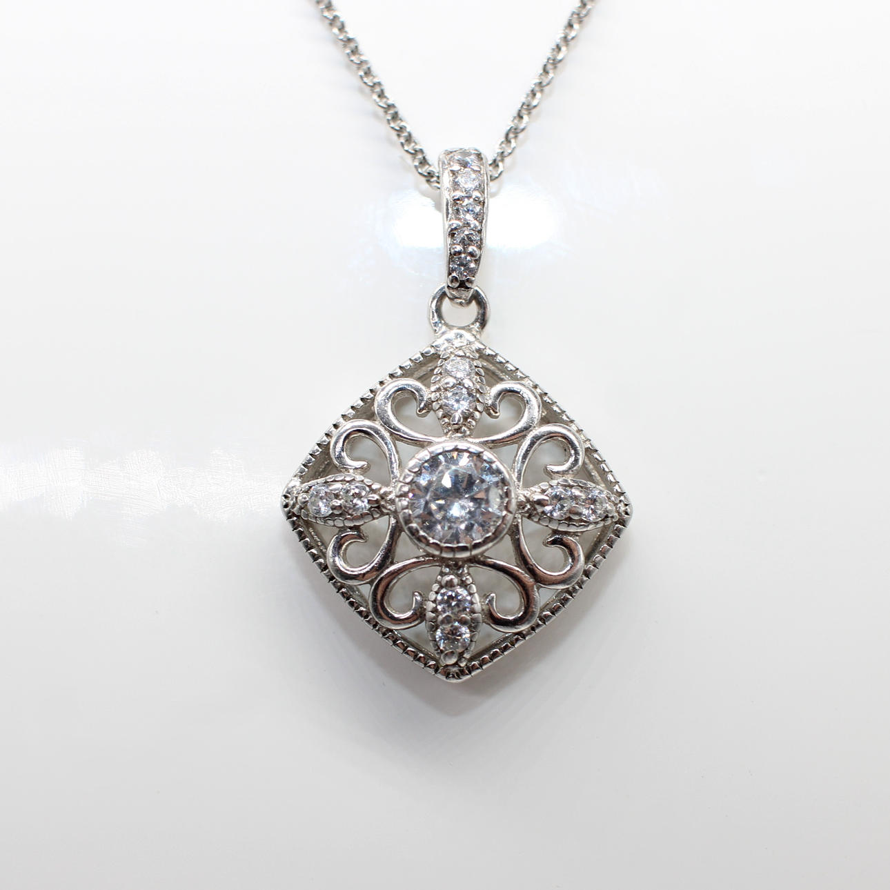 ART DECO STYLE SILVER PENDANT NECKLACE.
