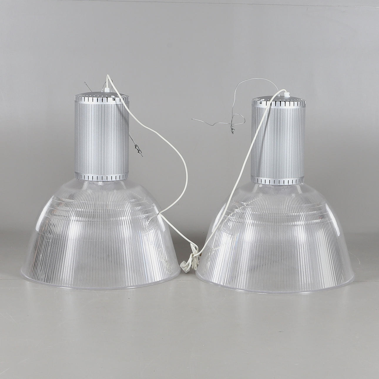 TAKLAMPOR, ett par, industrimodell, plexiglas/aluminium, samtida.