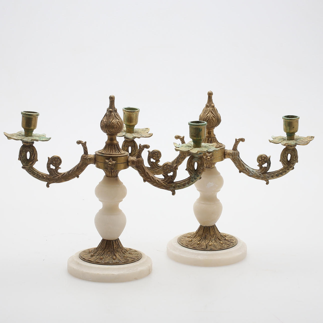 LJUSSTAKAR, ett par, alabaster/gulmetall, 1900-tal.