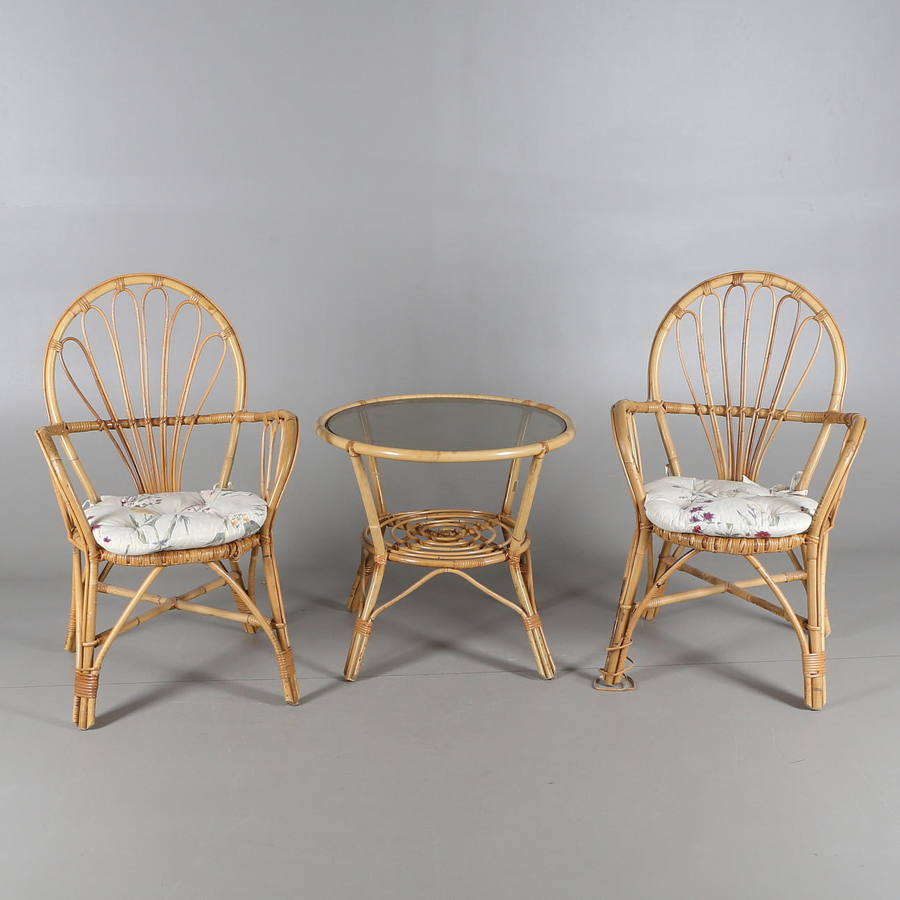 SITTGRUPP, 3 delar, rotting/bambu, ett par stolar + bord med glasskiva, 1960/70 tal.