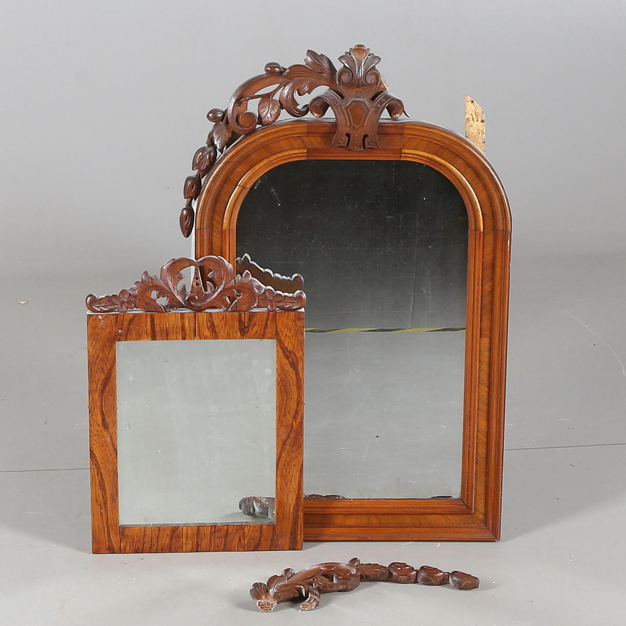 SPEGEL, nyrenässans, skuret krön, 1800-tal samt SPEGEL Karl-Johan, med senare krön.