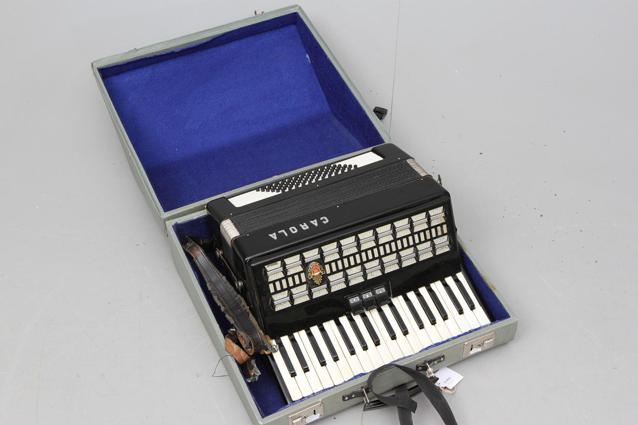 PIANODRAGSPEL, Carola.