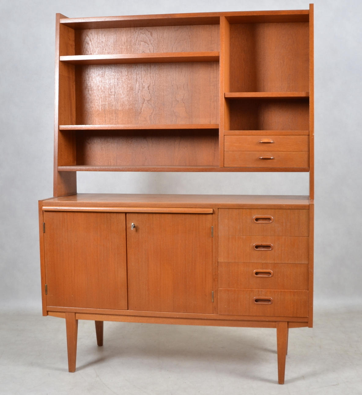 BOKHYLLLA TEAK, skrivklaff, samt underskåp.