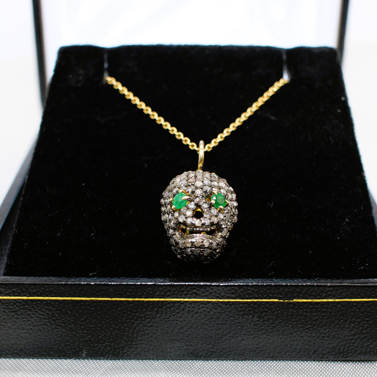 DIAMOND & EMERALD SKULL PENDANT.