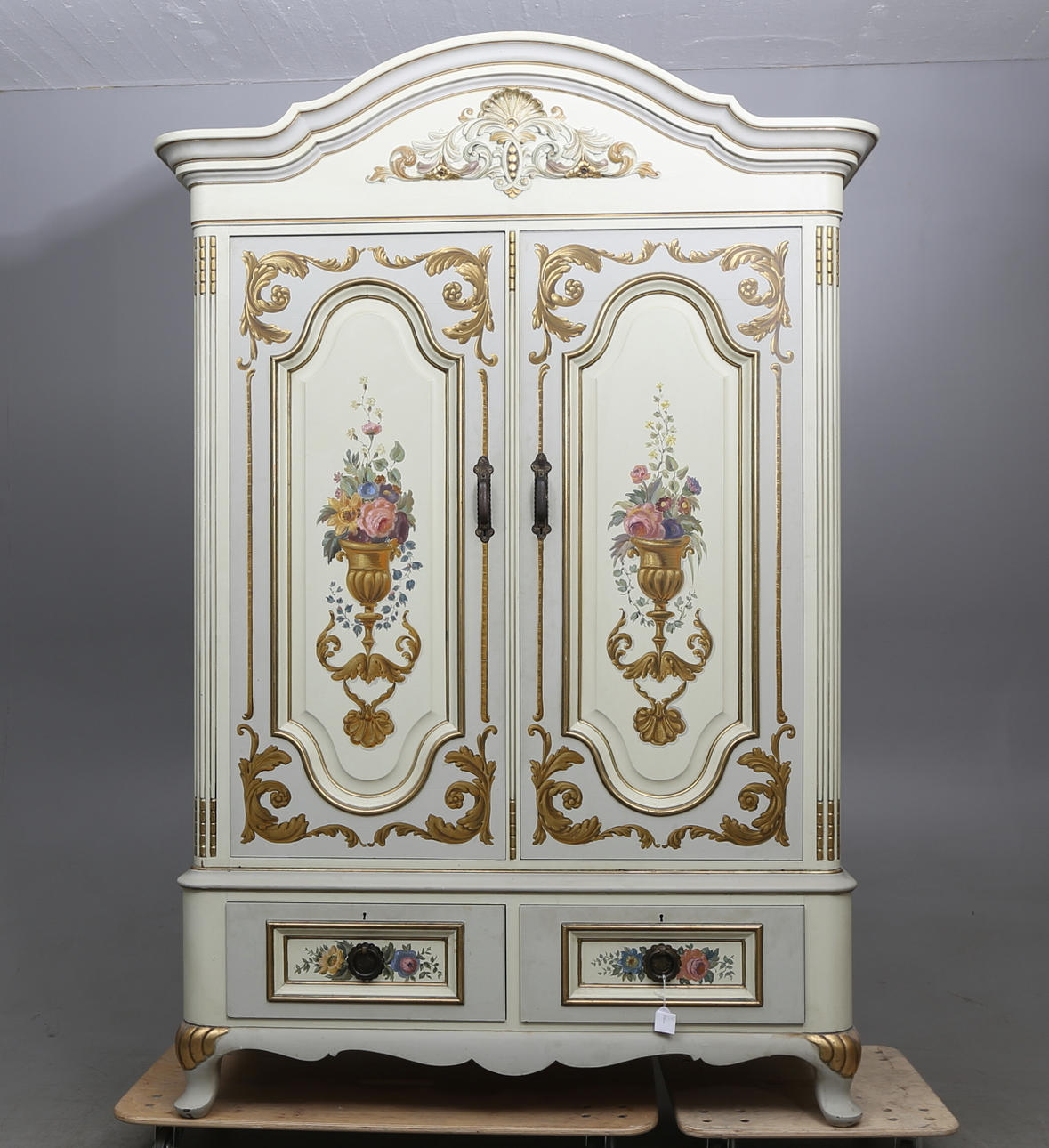 SKÅP, rokokostil, komp. av Carl Allard Norrköping 1919.