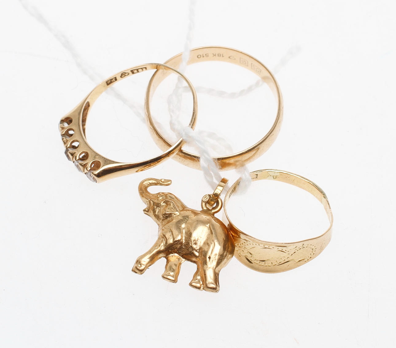 RINGAR, 3 st samt ett HÄNGE, 18k guld, vikt ca 7 gr.