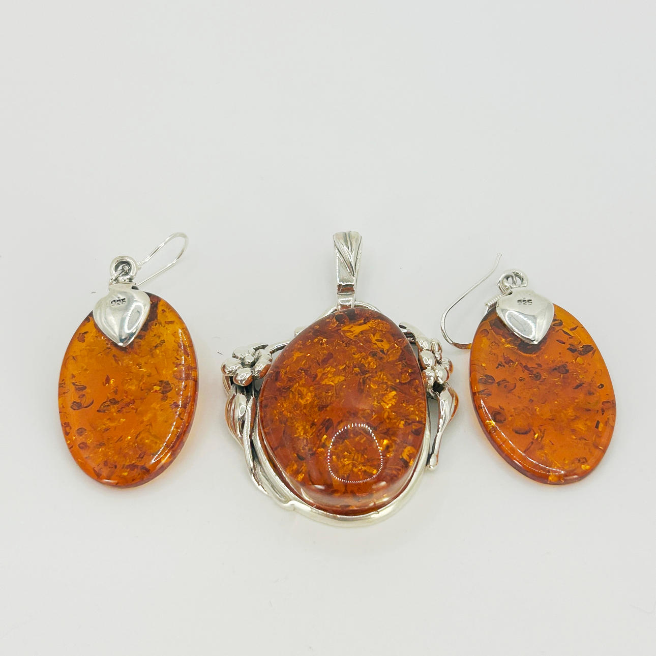 SILVER PENDANT AND EARRINGS.