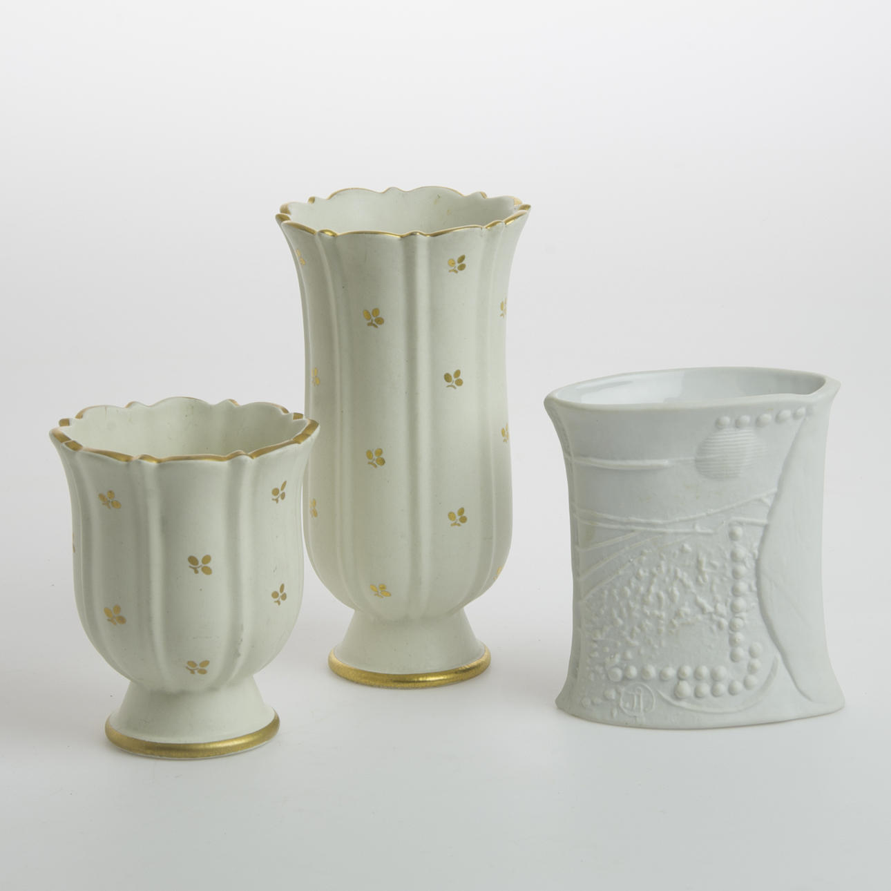 VASER, 3 stycken, "Carrara" Gustavsberg samt Bertil Vallien Rörstrand.