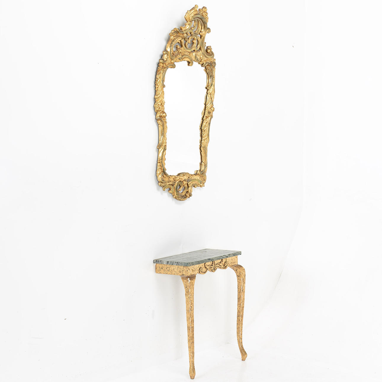 MIRROR WITH CONSOLE TABLE, gilt, Rococo style.