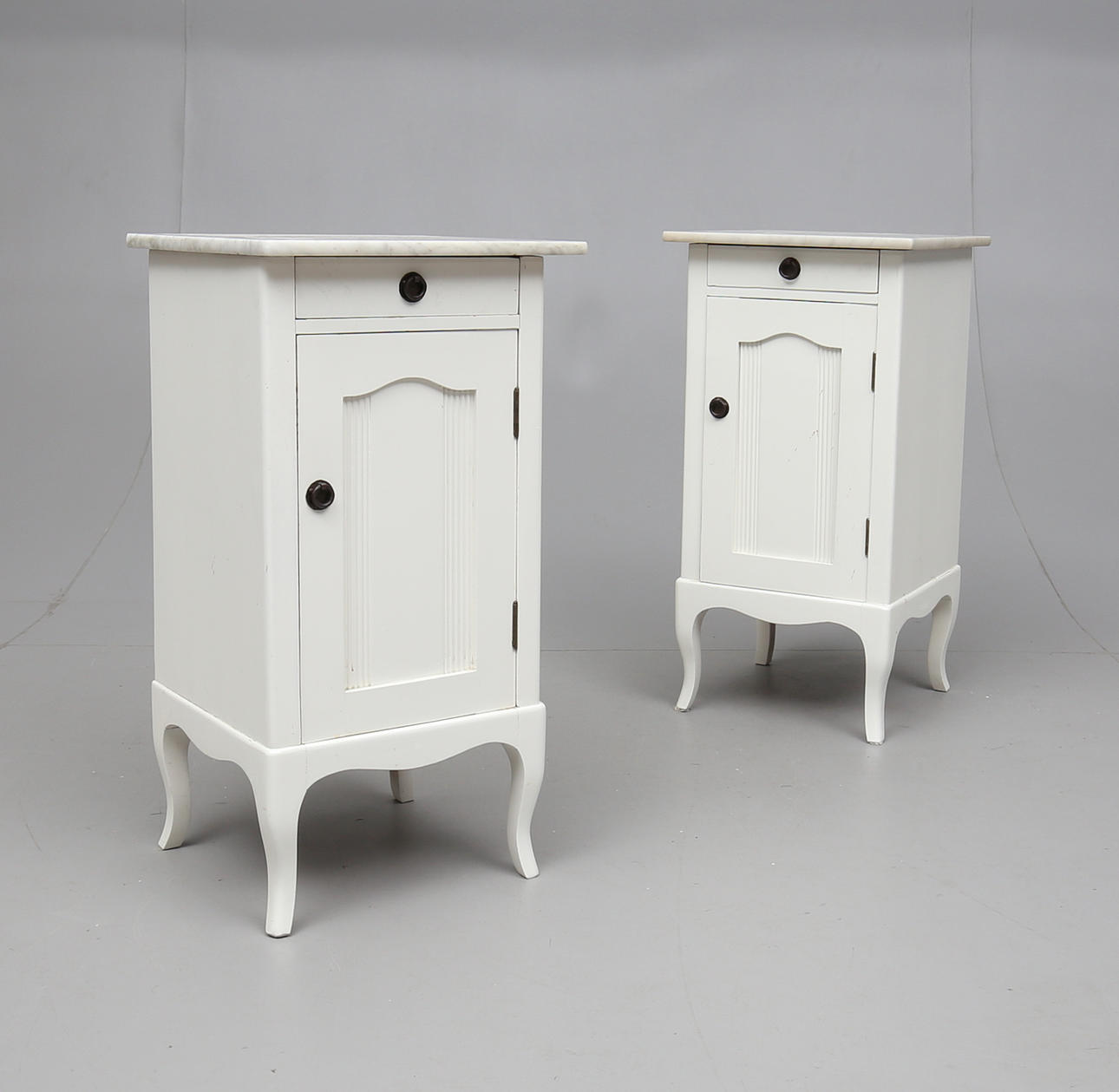 SÄNGBORD, 1 par, 1900-talets första hälft.