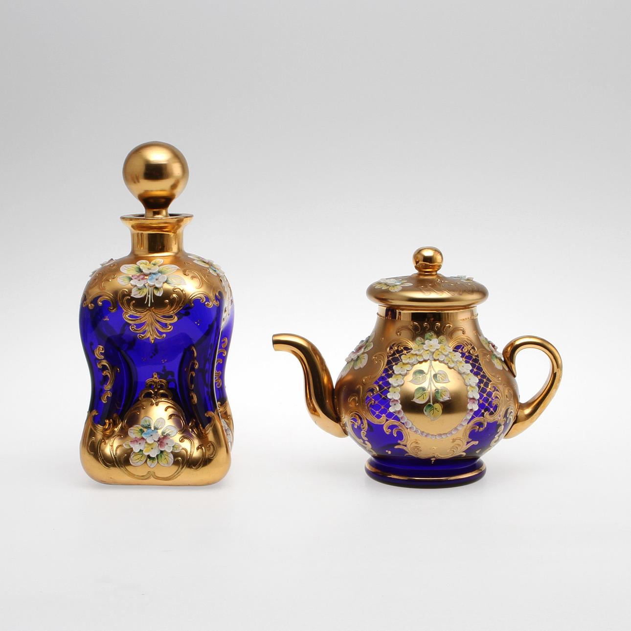 TESERVIS, 31 delar, blåtonad glasmassa med polykrom reliefdekor av blommor samt guld, 1900-tal.