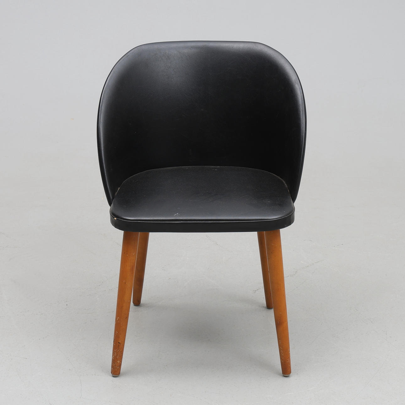 CHAIR. Vinyl.