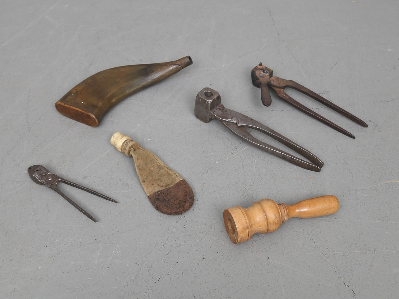 KULTÄNGER och LADDTILLBEHÖR, 6 delar, 18/1900-tal.