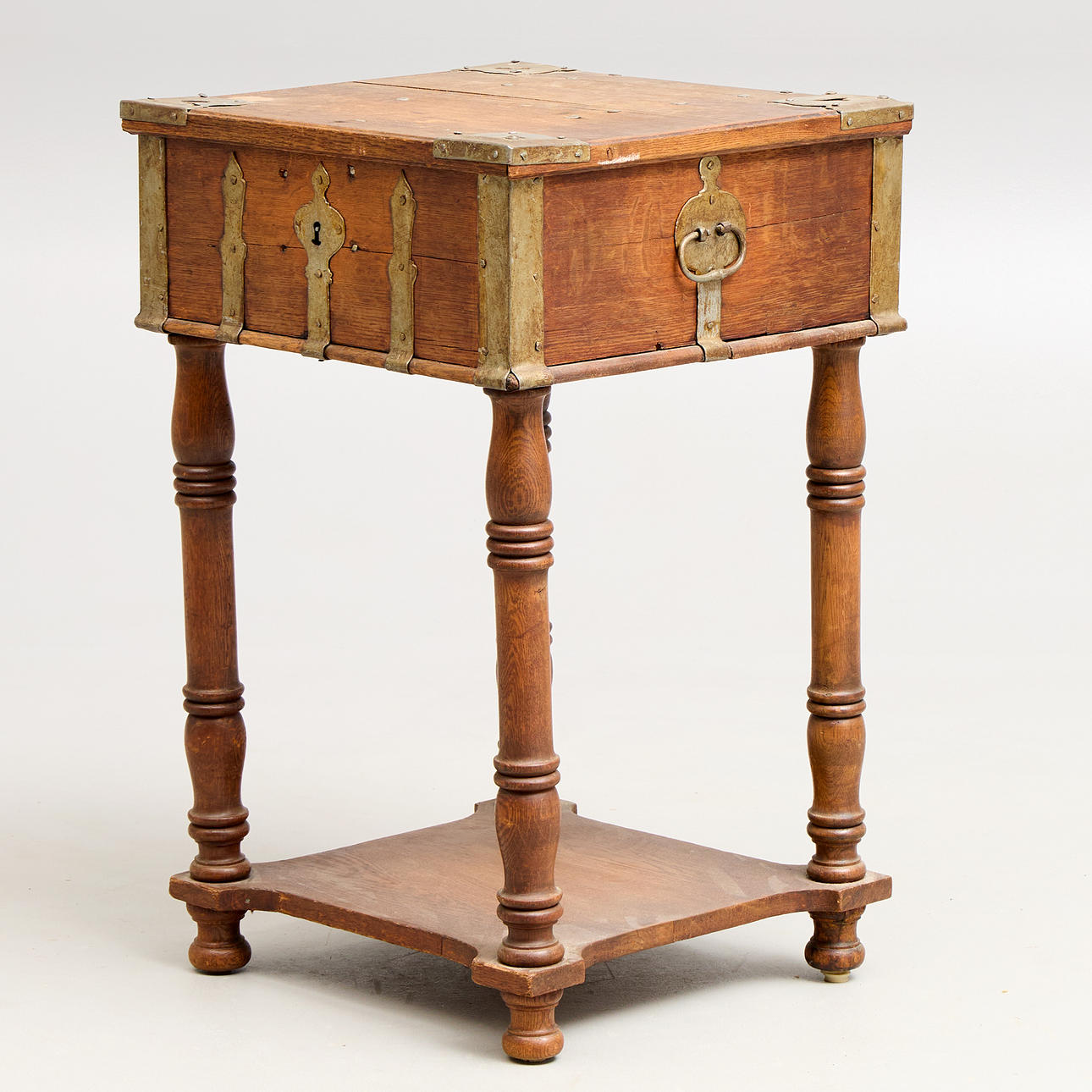 NIGHTSTAND. 18th century.