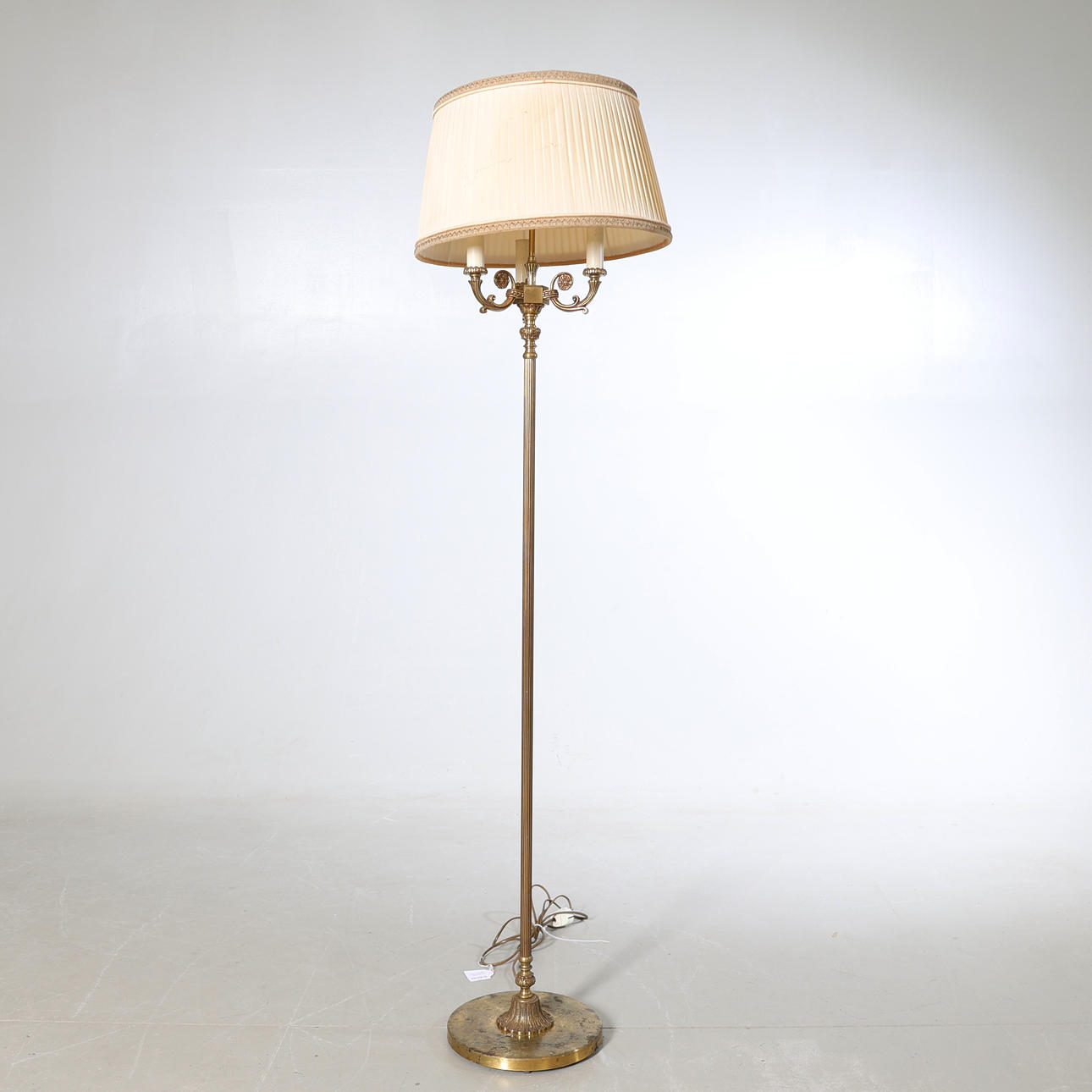 GOLVLAMPA, mässing, 1900-tal.