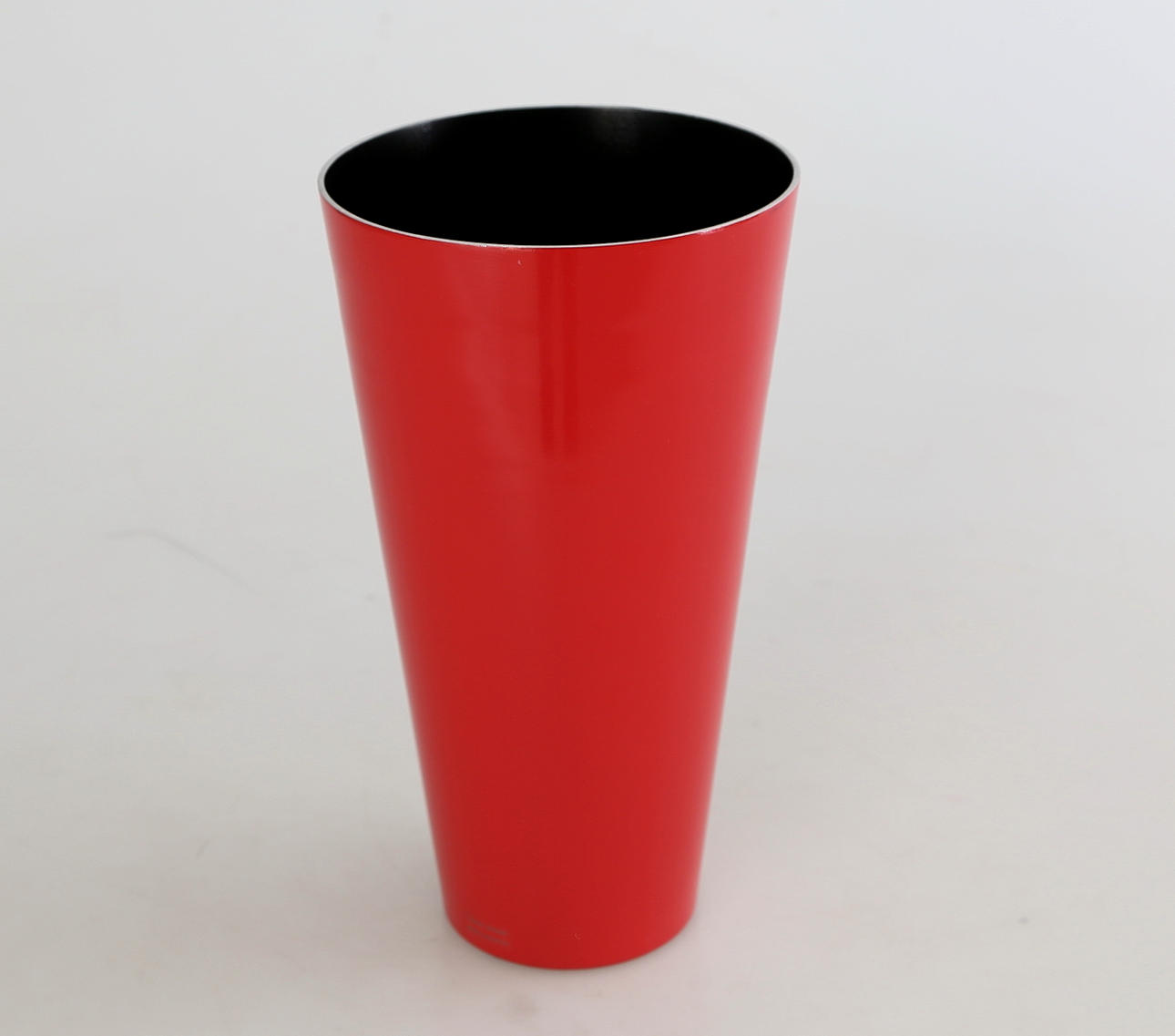 VAS, metall, Ulrica Hydman Vallien, Orrefors jernverk, signerad.