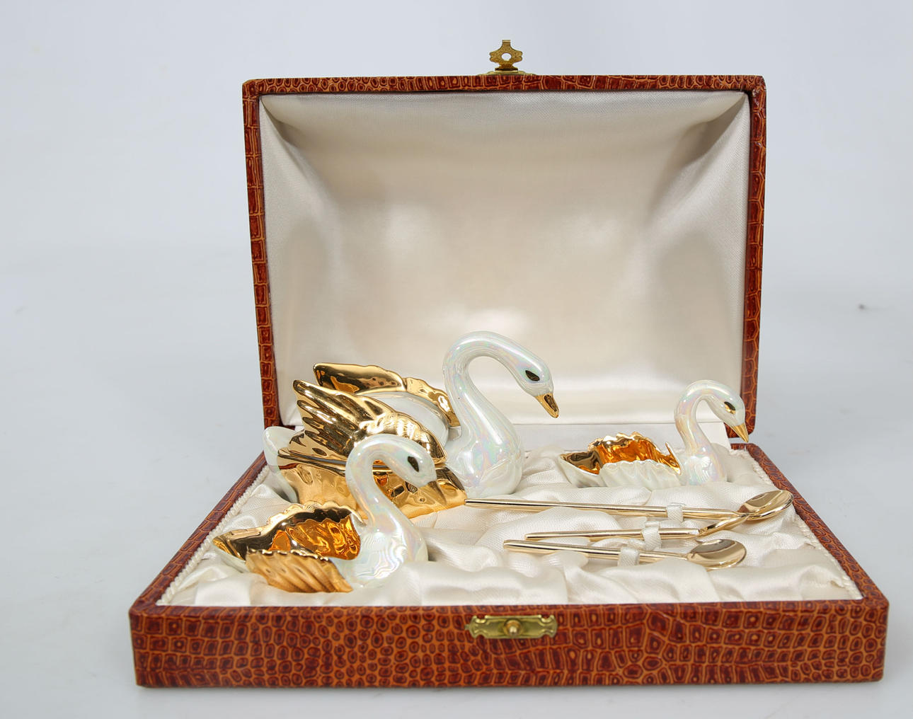 KRYDDKAR, porslin, 3 stycken, Limoges, 1900-talets andra hälft.