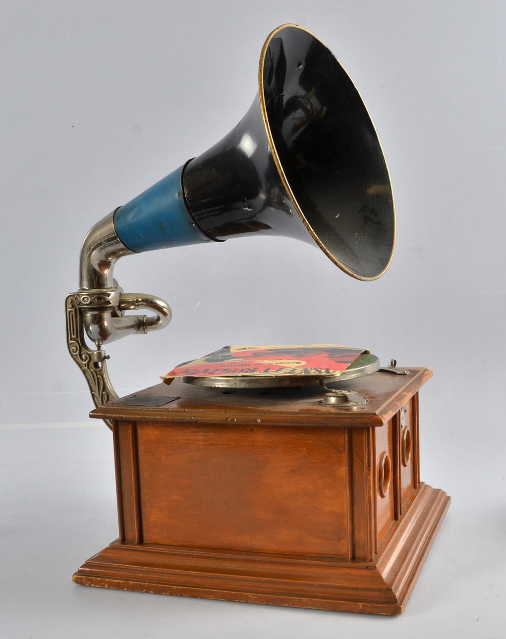 TRATTGRAMMOFON, J. AD Fogelqvists musikhandel.