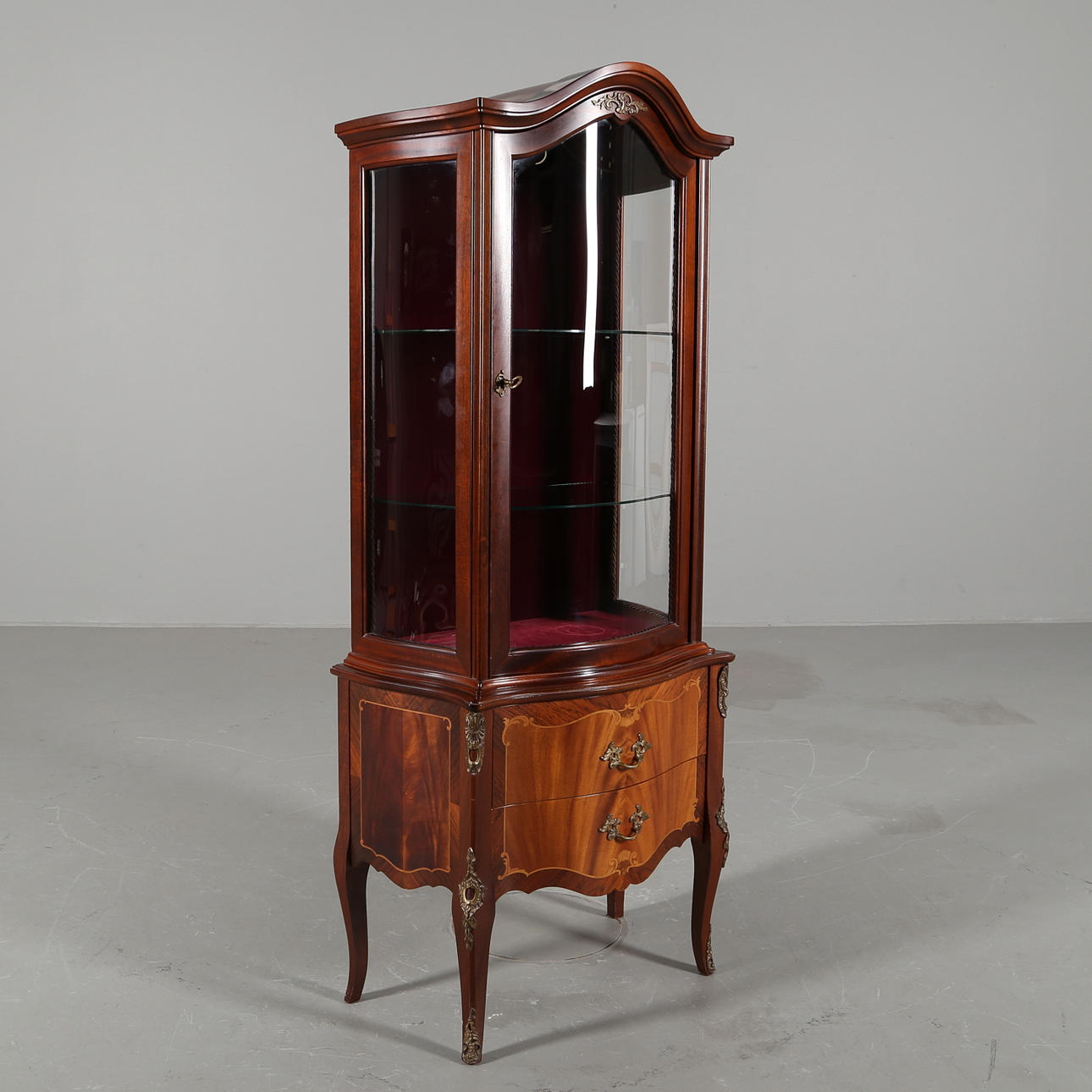 VITRINSKÅP, rokokostil, mahognyfaner, 1900-talest andra hälft.