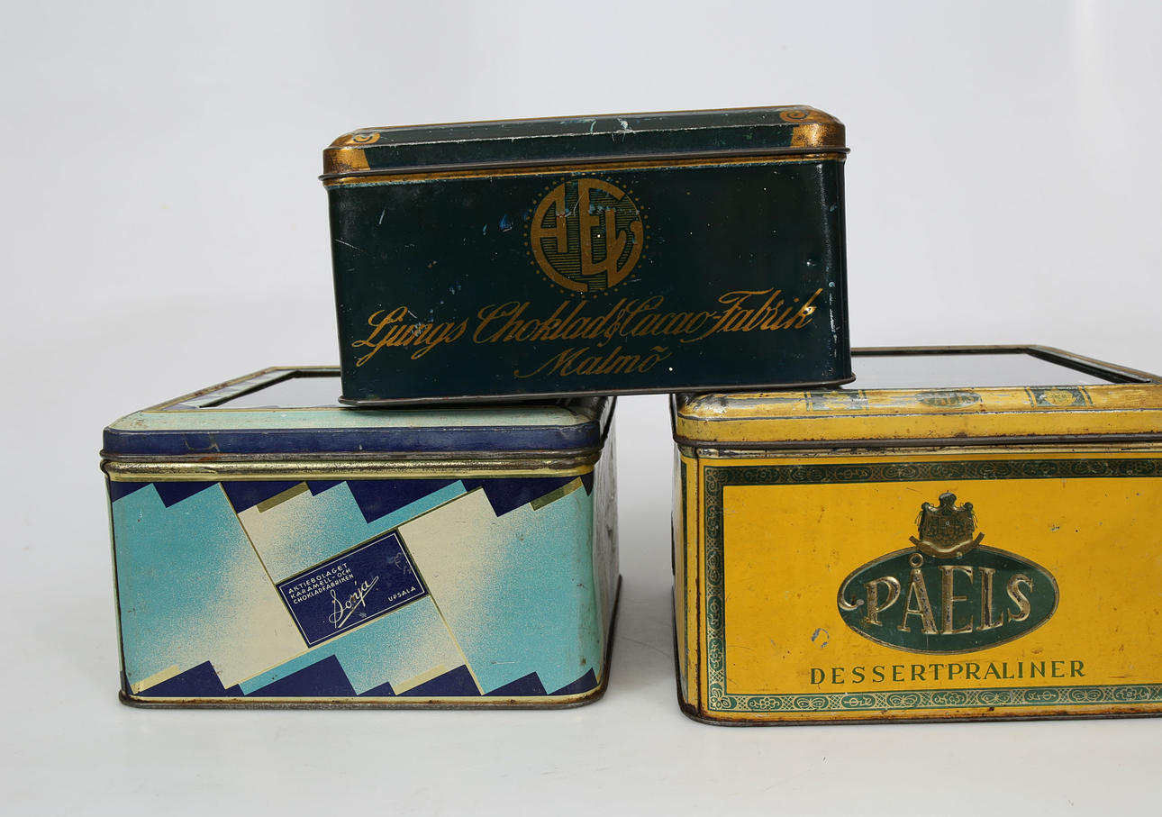 BURKAR MED GLASLOCK, plåt, 3 stycken, 1900-talets första hälft.