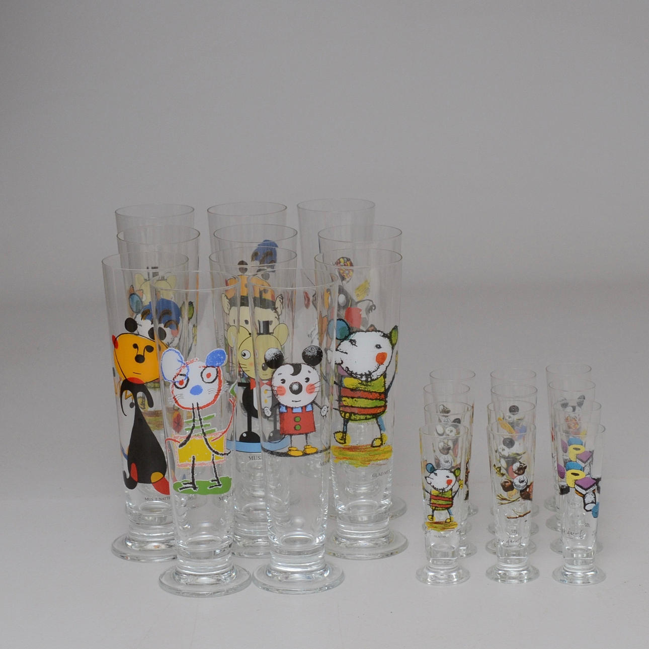 LASSE ÅBERG. GLASSSERVIS, olika motiv.