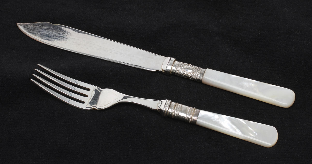 FISKBESTICK, 24 delar, nysilver med pärlemor, Sheffield England.