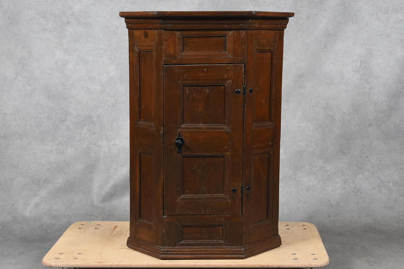 HÖRNSKÅP, barock, 1700 tal.