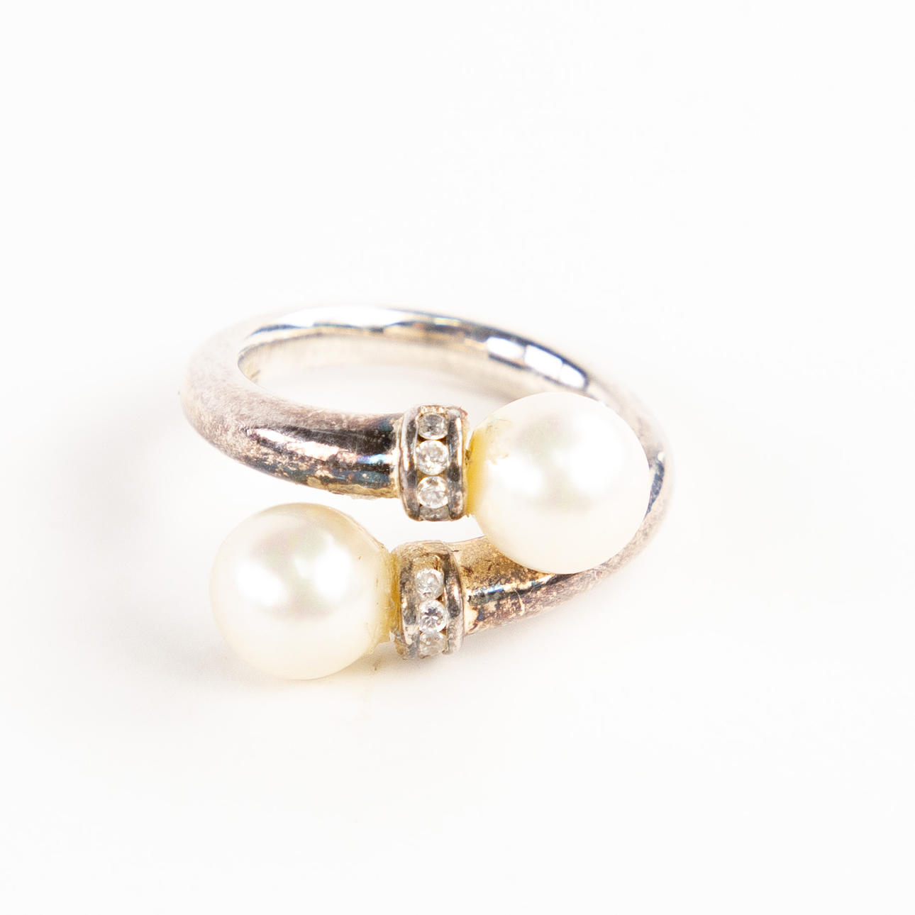 RING, silver, with pearls.