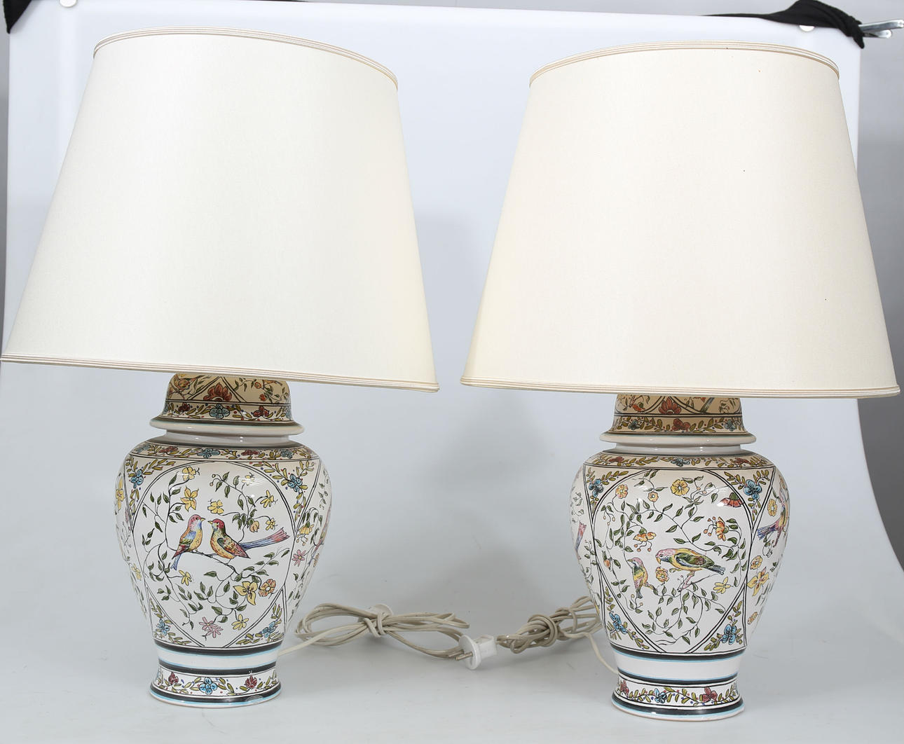 BORDSLAMPOR, glaserat lergods, 2 stycken, handmålade, Portugal, 1900-talets andra hälft.