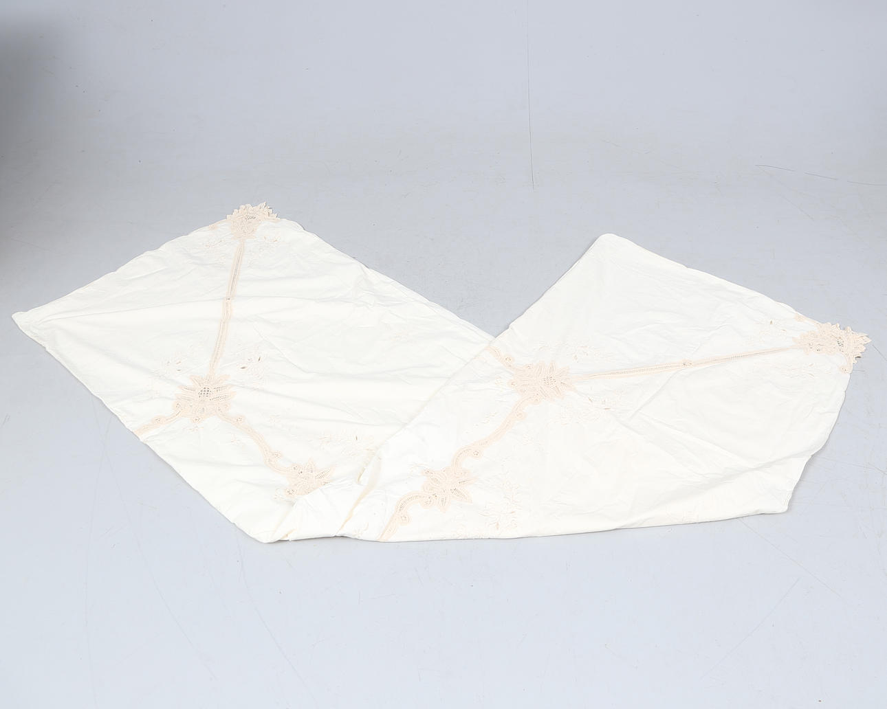 TABLECLOTH, Brussels lace, 20th century.