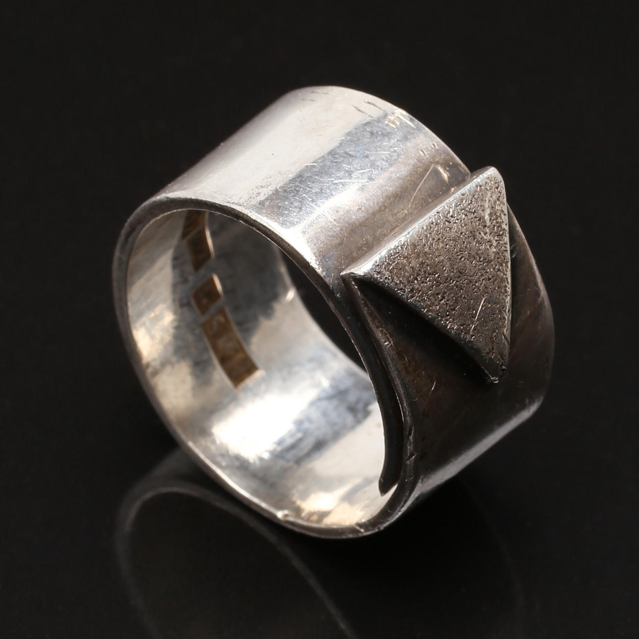 RING i silver, Birgitta Sanitate, Taxinge Slottsflygel, 1994.