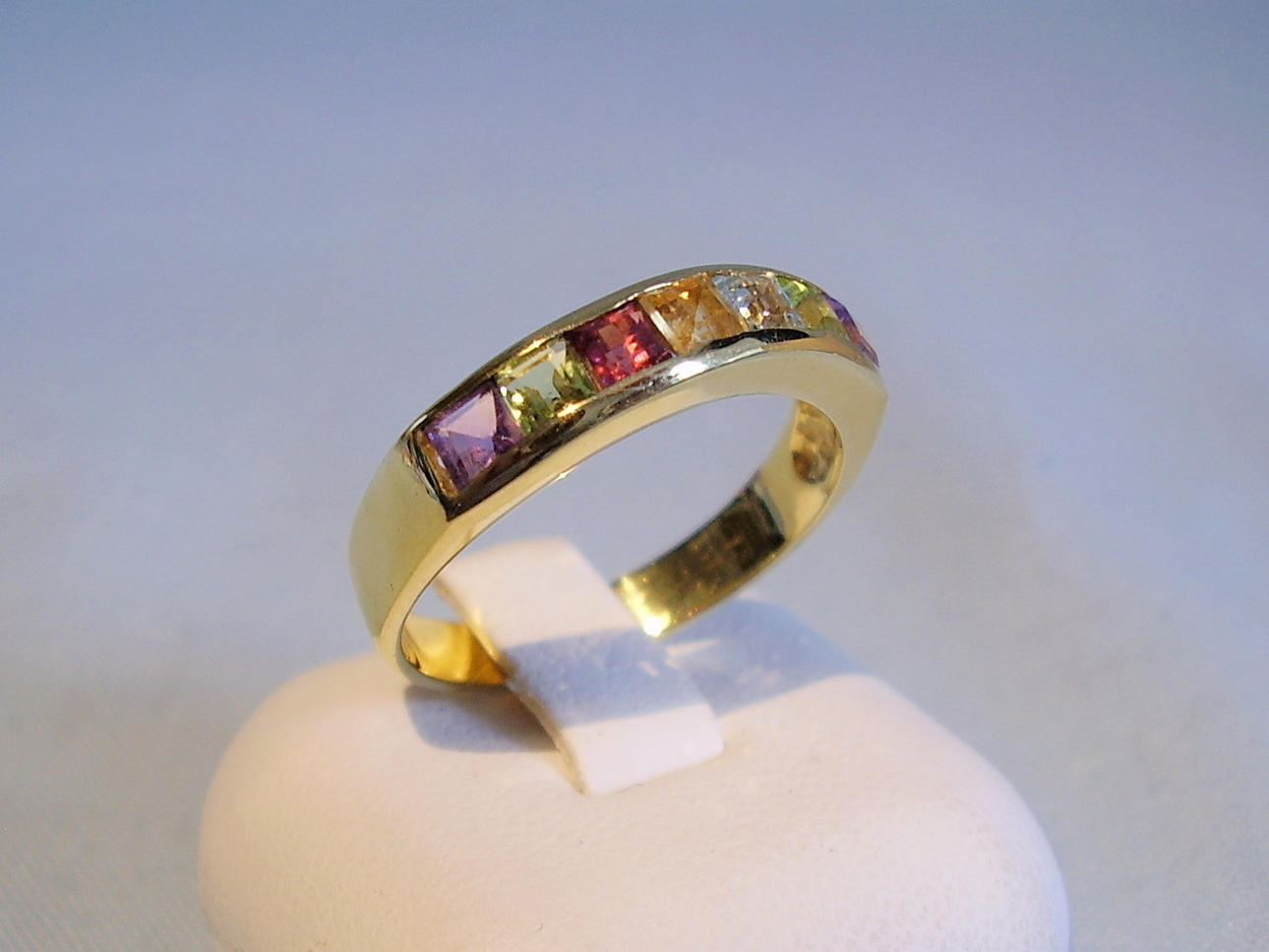 RING MED ÄDELSTEN GULT GULD, 8 carat.