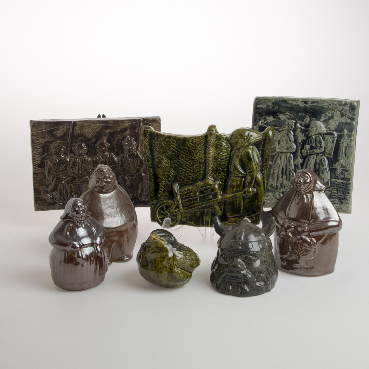 FIGURINER SAMT RELIFER, 8 delar, keramik, Erik Engqvist.