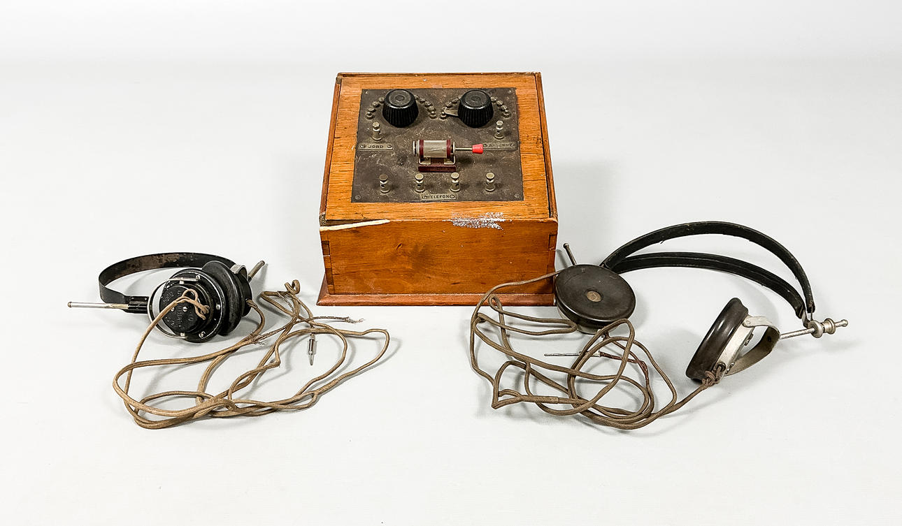 CRYSTAL RECEIVER, 20th century.