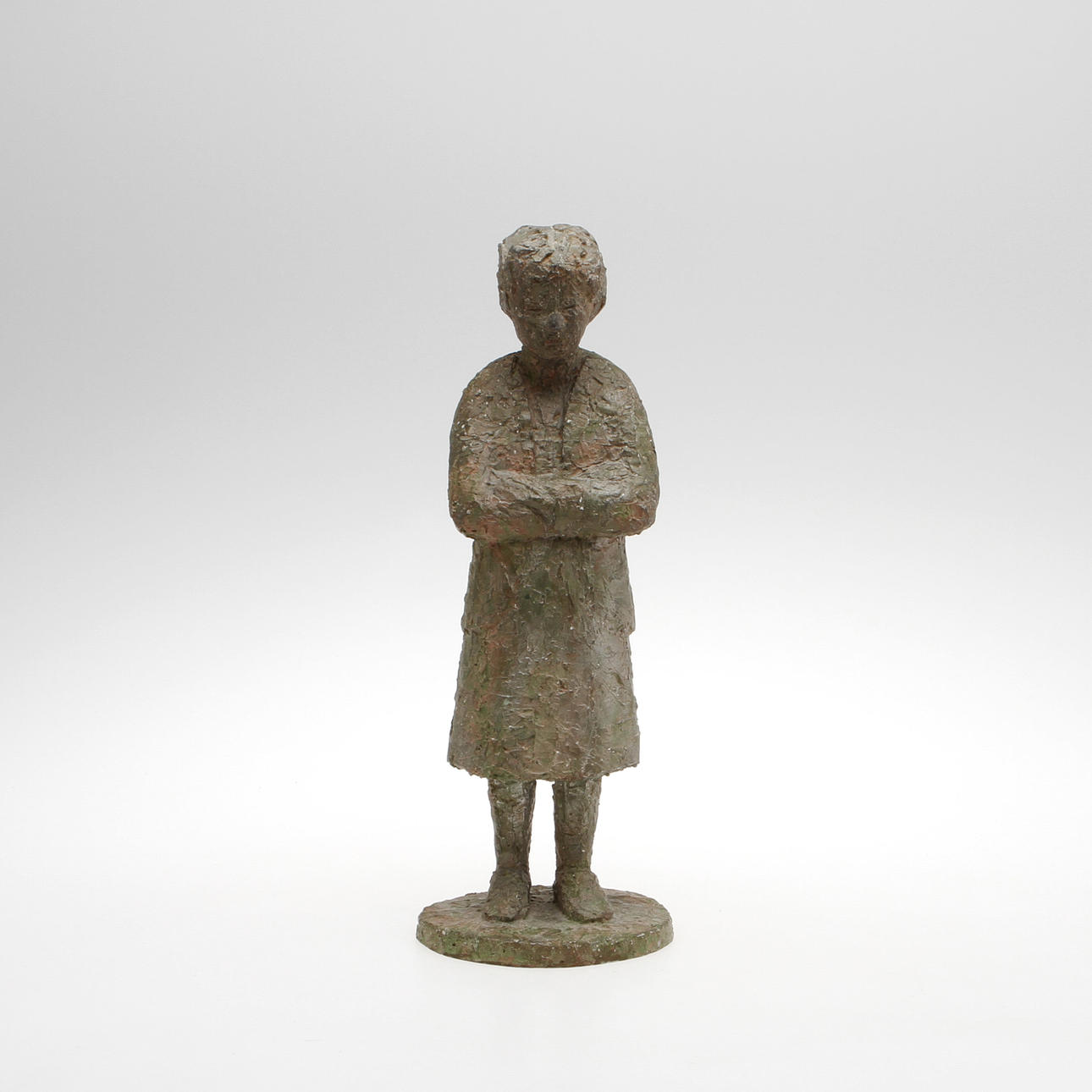 ERIK PERSSON. Stående kvinna, patinerad gjutmassa, signerad.