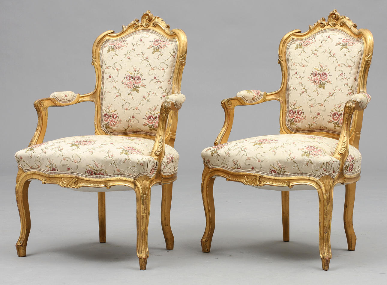 KARMSTOLAR, ett par, rokokostil.